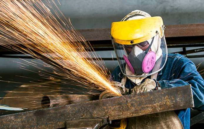 Técnico de GMB trabajando en el taller metalmecánico
